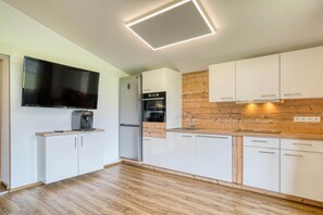 Private kitchen | Fridge, microwave, oven, stovetop - Apartment Building Ferien, Neukirchen (Neukirchen am Grossvenediger)