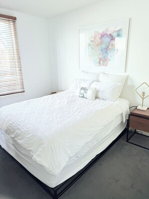 2 chambres, bureau, fer et planche à repasser, draps fournis