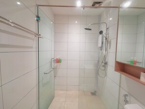 Casa, 3 habitaciones | Baño | Ducha, secador de pelo, bidé y toallas