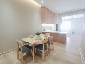 Huis, 3 slaapkamers | Woonruimte | Een 40-inch flatscreentelevisie met kabelzenders
