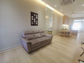 Hus - 3 sovrum | Vardagsrum | 40-tums platt-tv med kabelkanaler