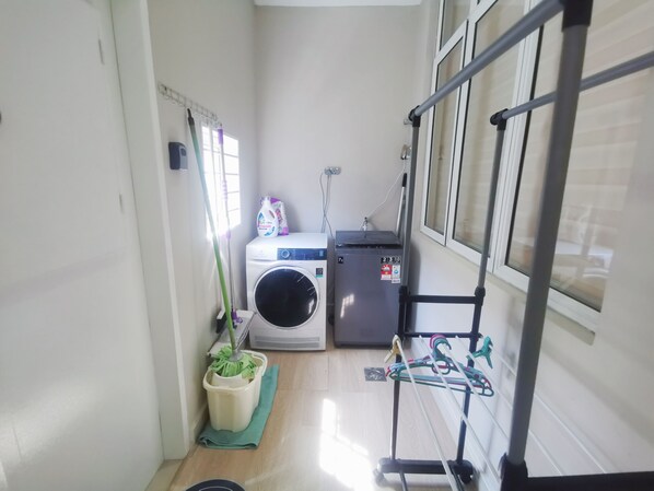 House, 3 Bedrooms | Living area | 40-inch flat-screen TV with cable channels