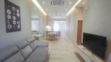 Casa, 3 habitaciones | Área de sala de estar | Televisión de pantalla plana de 40 pulgadas con canales por cable