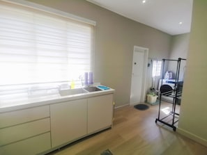 House, 3 Bedrooms | Private kitchen | Fridge, electric kettle, dining tables - Setia Alam 58 by Manhattan Group  (Shah Alam)