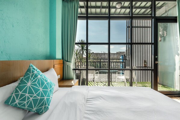 غرفة مزدوجة - بشرفة | ستائر تعتيم وواي فاي مجانًا وملاءات أسرّة