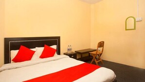 A hotel room with a bed, a desk, and a chair. - Namaste Resort (Bhedetar)