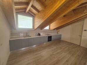 Kjøleskap, ovn, kokeplater og oppvaskmaskin