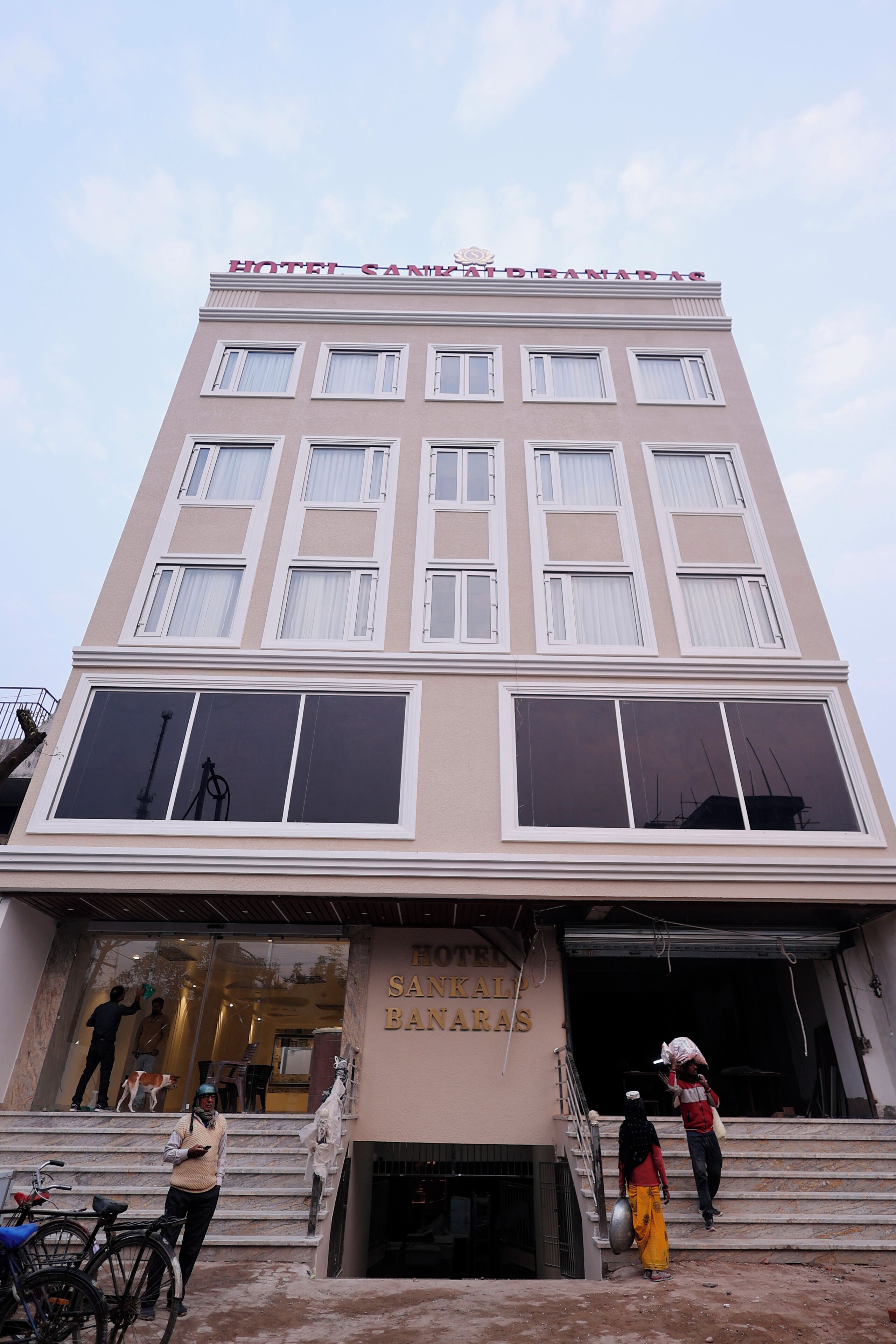 A multi-story hotel with a sign reading "HOTEL SANDBANAS".