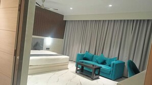 Ein modernes Wohnzimmer mit einer Couch, einem Couchtisch und einem Bett.