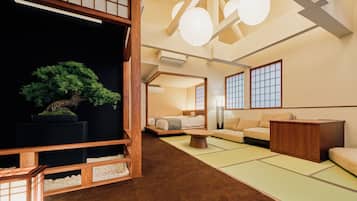 Double Room | Living area | 100-cm TV with digital channels, video game console, first-run films