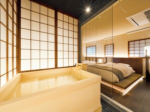 皇家双人房 | 浴室 | 独立的浴缸和淋浴、深泡浴缸、大花洒淋浴喷头、吹风机
