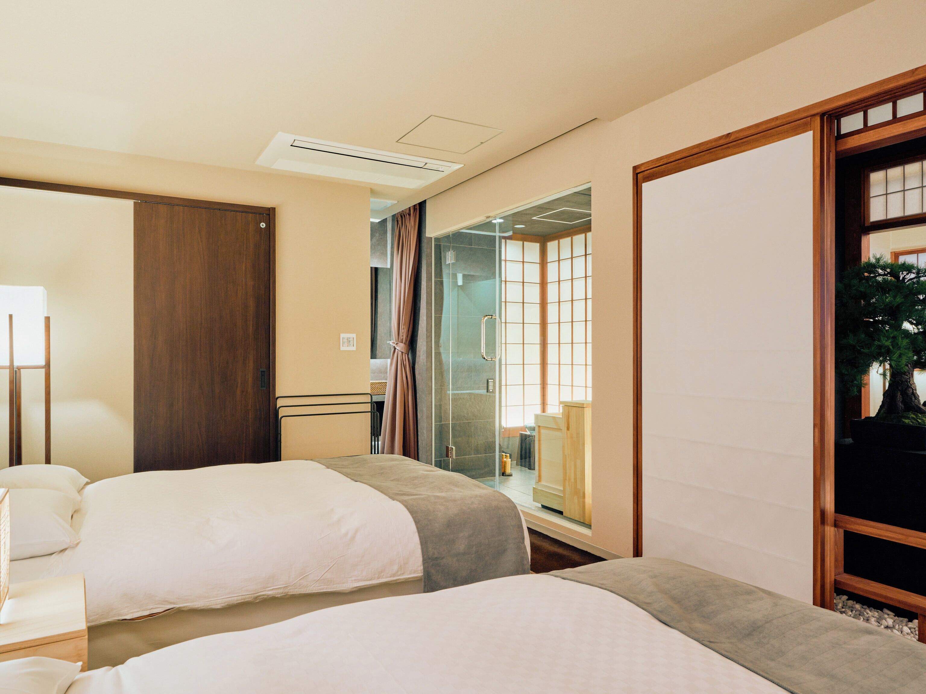 Habitación doble | Tabla de planchar con plancha, wifi gratis y ropa de cama 