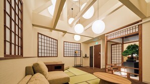 A traditional Japanese-style room with tatami flooring, a low wooden table, and a shoji screen door. - KONJAKUSO Osaka Tempozan KANOH  SHOHAKU (Osaka)