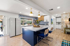 Unclassified image, 5 of 37, button