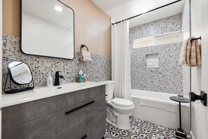 Dusche, Haartrockner, Handtücher, Shampoo