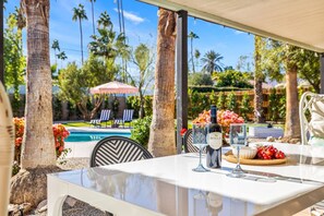 Outdoor dining - Gorgeous Two Bedroom, Walk to Shopping and Dining, Pool (Palm Desert)