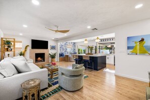 Smart TV - Gorgeous Two Bedroom, Walk to Shopping and Dining, Pool (Palm Desert)