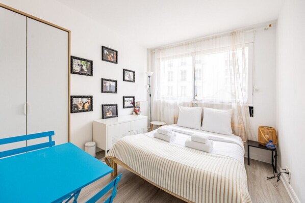 1 slaapkamer, een strijkplank/strijkijzer, gratis wifi, beddengoed