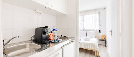 Micro-ondes, plaque de cuisson, cafetière/bouilloire, grille-pain