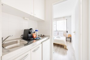 Micro-ondas, cooktop, cafeteira/chaleira, torradeira