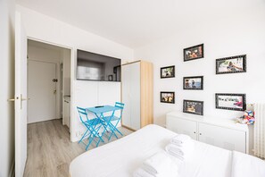 1 slaapkamer, een strijkplank/strijkijzer, gratis wifi, beddengoed