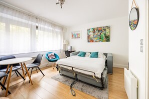 Iron/ironing board, free WiFi, bed sheets