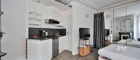 Fer et planche à repasser, lit parapluie, Wi-Fi, draps fournis