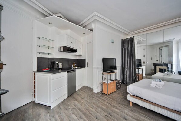 Een strijkplank/strijkijzer, reisbedje, wifi, beddengoed