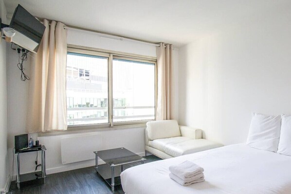 Iron/ironing board, WiFi, bed sheets