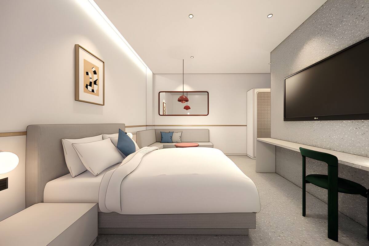 Een moderne slaapkamer met een bed, nachtkastje en een aan de muur bevestigde televisie.