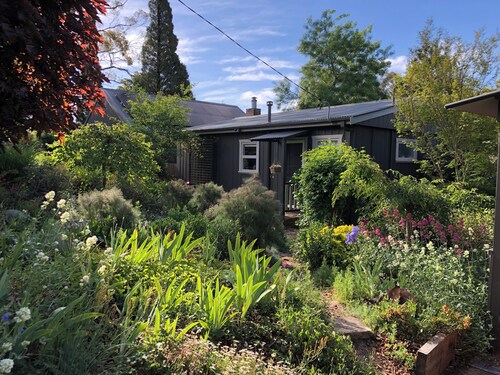 Maisie’s Cottage Cozy 2-bedroom cottage in historic Mount Victoria