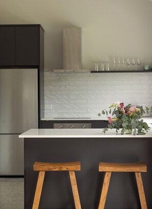 Refrigerador, microondas, horno, placa de cocina