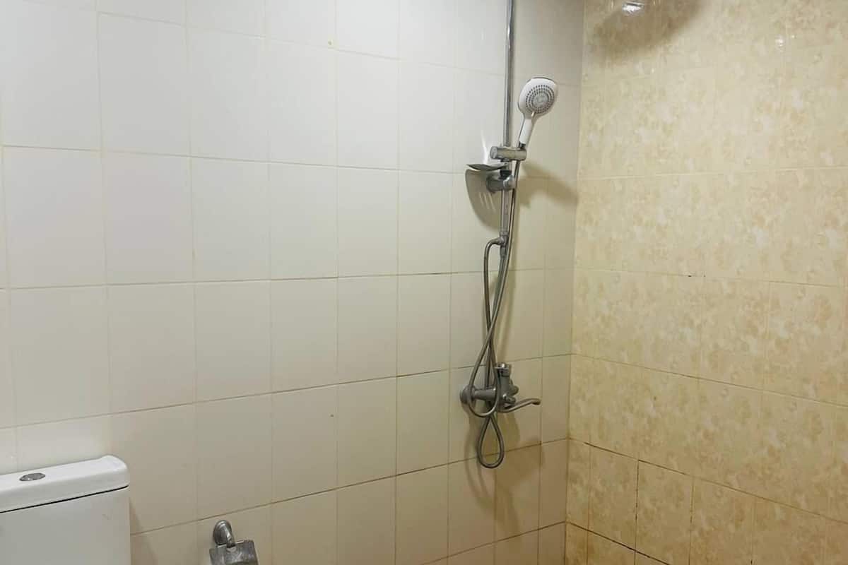 Standard Single Room | Bathroom | Hair dryer, towels, soap, shampoo