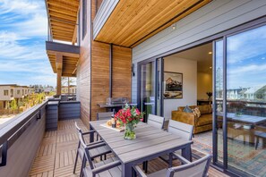 Outdoor dining - 1131 Aerie Buyout | 2 Units, 5BDR | Deck, Hot Tub, Views, Near DT (Bend)