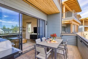 Outdoor dining - 1131 Aerie Buyout | 2 Units, 5BDR | Deck, Hot Tub, Views, Near DT (Bend)