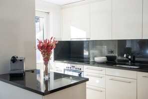 Frigorífico, horno, lavavajillas y cafetera o tetera