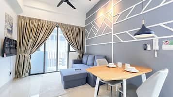 Apartamento, 2 quartos | Área de estar | TV de tela plana 40 polegadas com canais a cabo