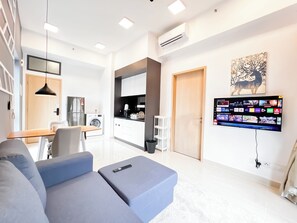 Departamento, 2 habitaciones | Área de sala de estar | Televisión de pantalla plana de 40 pulgadas con canales por cable 