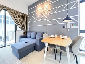 Departamento, 2 habitaciones | Área de sala de estar | Televisión de pantalla plana de 40 pulgadas con canales por cable 