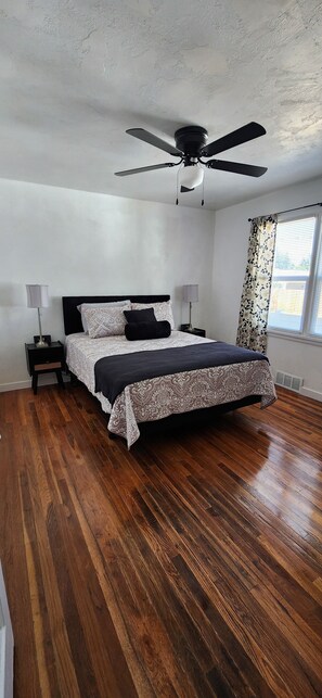 2 dormitorios, tabla de planchar con plancha, wifi gratis y ropa de cama