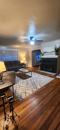 TV, fireplace, books. OldCharm Spacious 2bdrmhouse in perfect location in Burley with WiFi,Central Air