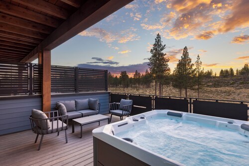 Aerie Sleek 6 Unit Buyout | 6 Units, 15BDR | Deck, Hot Tub, Views, Near Old Bend