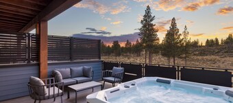 Aerie Sleek 6 Unit Buyout | 6 Units, 15BDR | Deck, Hot Tub, Views, Near Old Bend