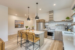 Réfrigérateur, four à micro-ondes, un four, surface de cuisson