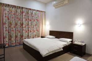 5 bedrooms, iron/ironing board, WiFi, bed sheets