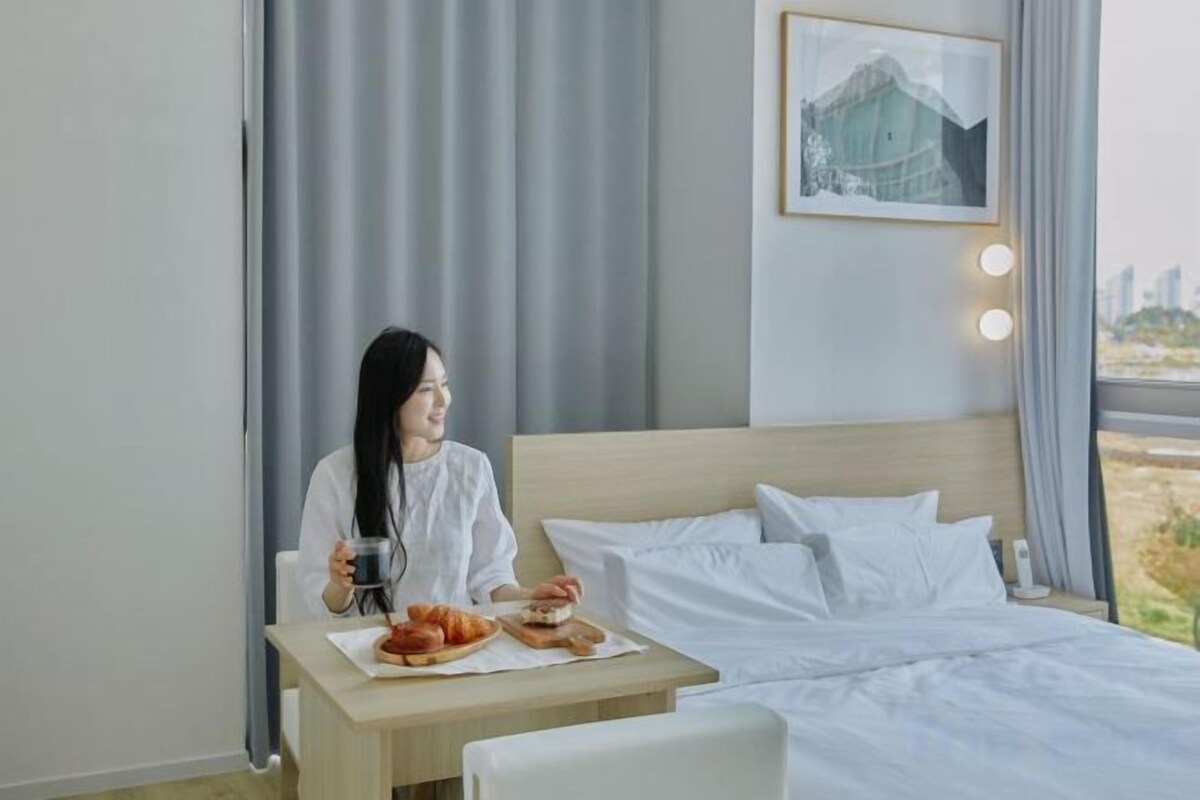 Premium bedding, soundproofing, WiFi (free), individually decorated
