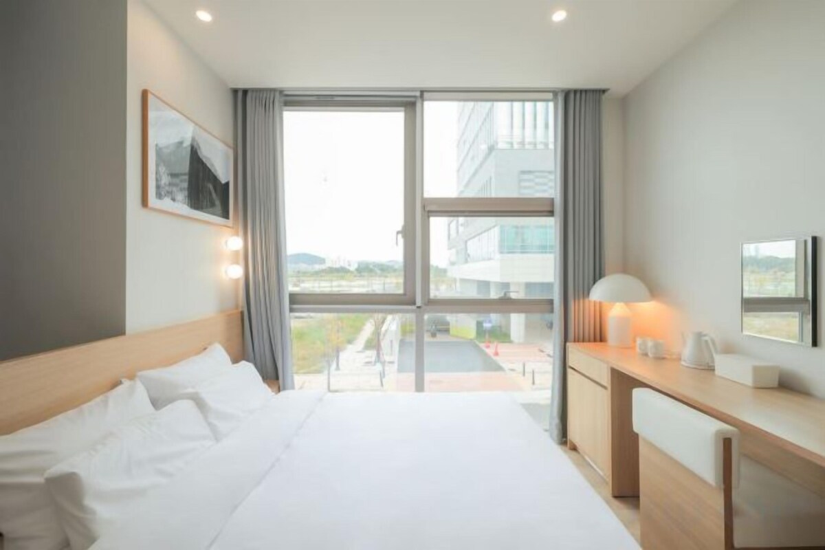 Premium bedding, soundproofing, WiFi (free), individually decorated