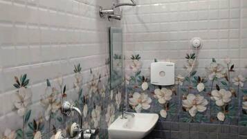 Deluxe Double Room | Bathroom | Shower, slippers, towels, soap