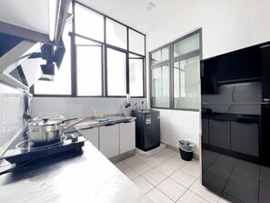 Apartment, 3 Bedrooms | Private kitchen | Electric kettle