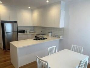 Jääkaappi, mikroaaltouuni, uuni, liesi